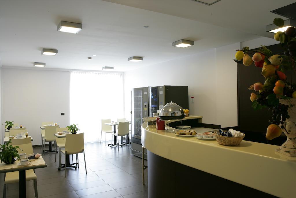 Hotel Pomezia Sporting Ristorante foto
