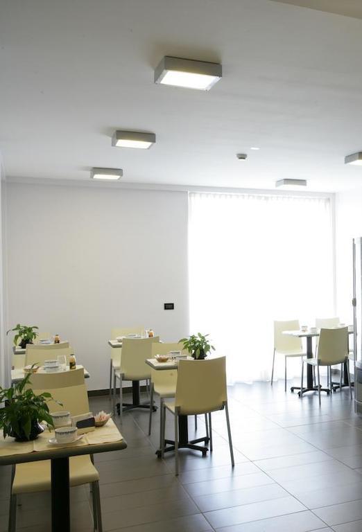 Hotel Pomezia Sporting Esterno foto
