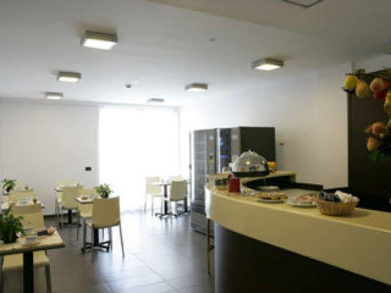 Hotel Pomezia Sporting Esterno foto